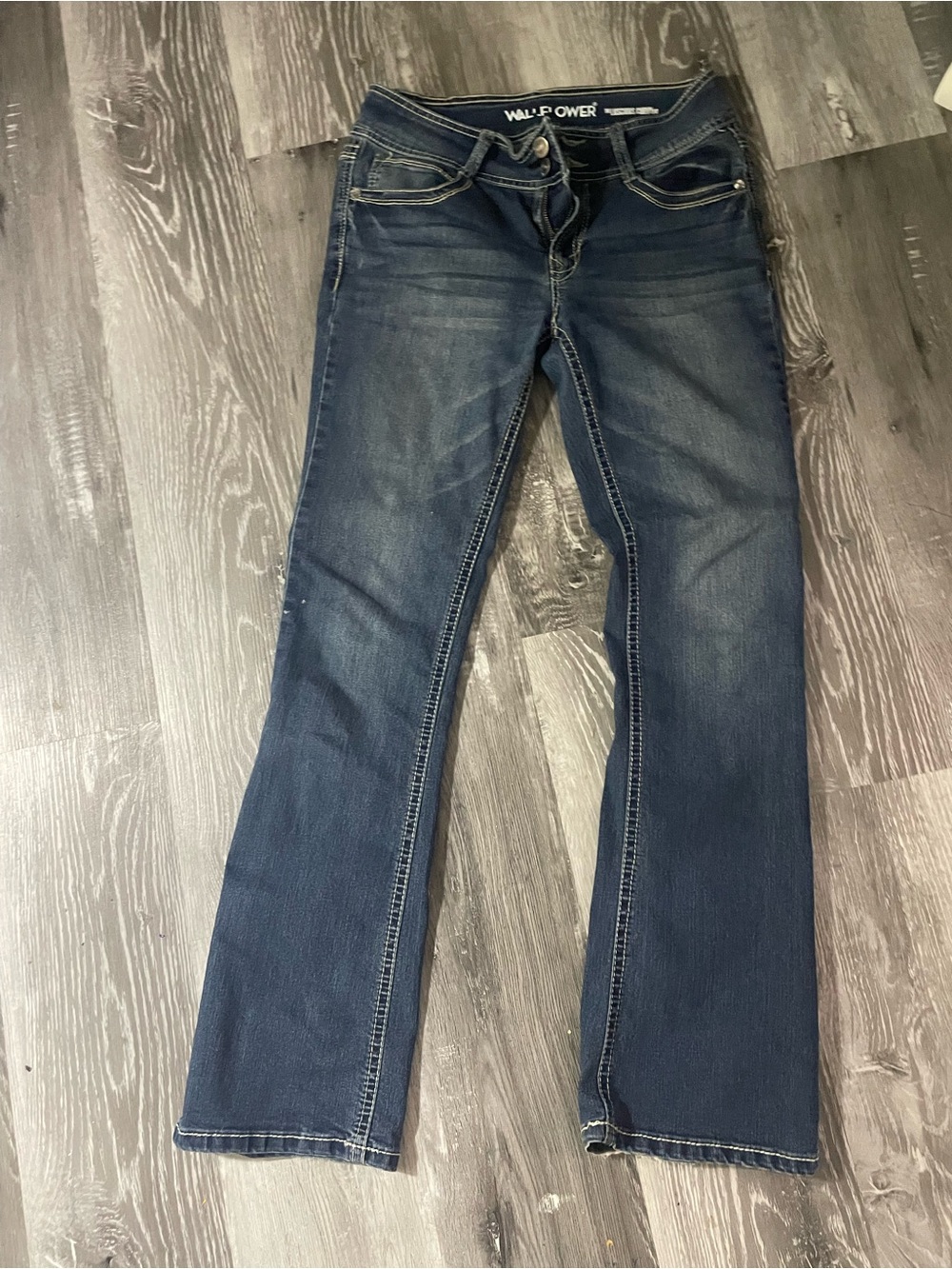 Mid rise bootcut Jeans with back pocket detail